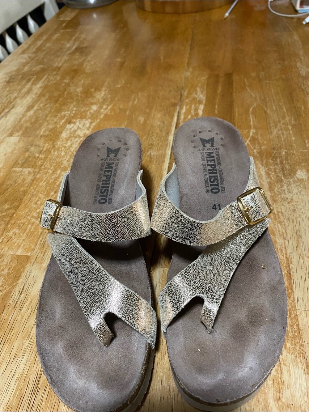 Beautiful Mephisto Women's Metallic Gold Leather Crisscross Buckle Sandals